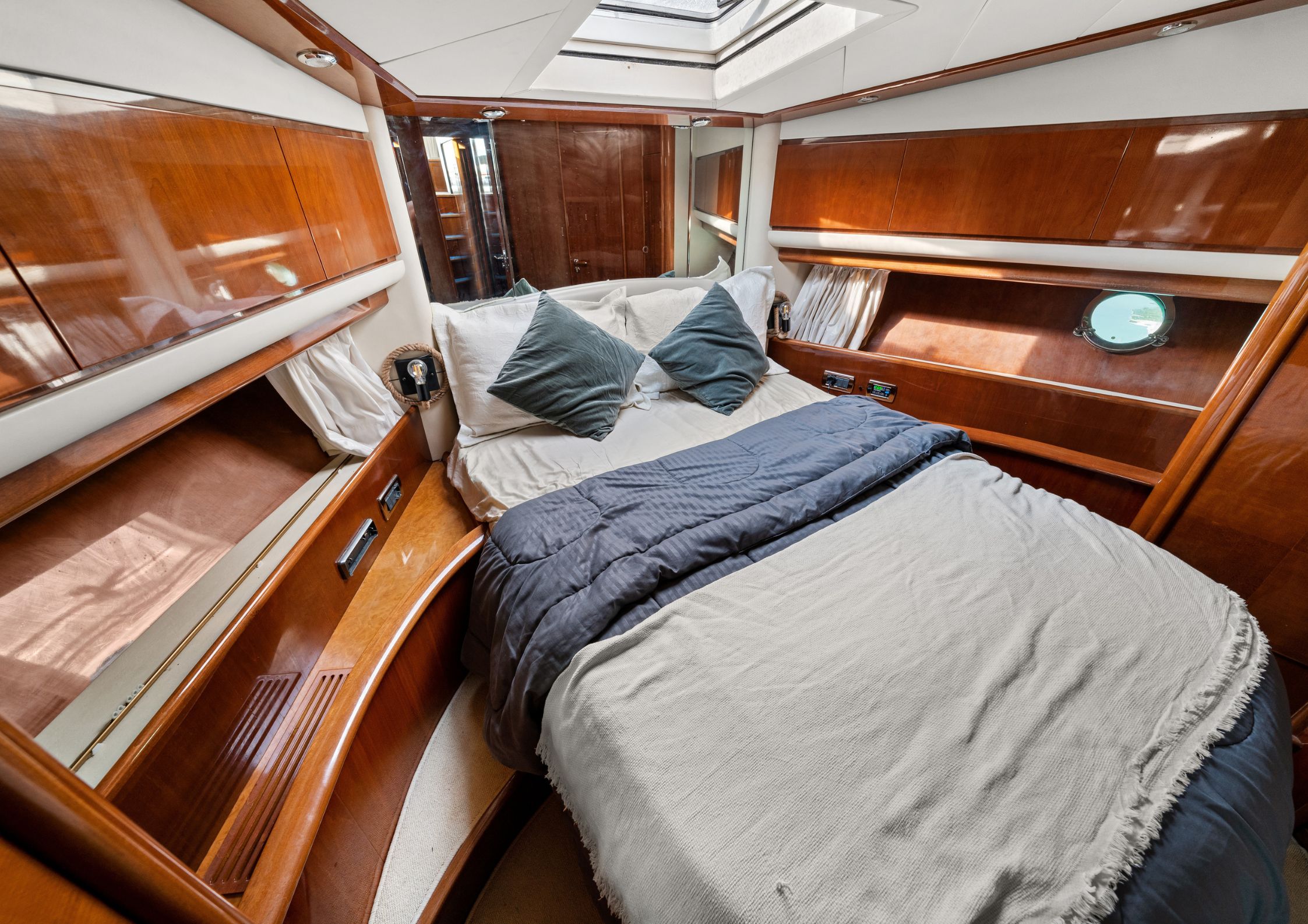 68ft yacht bedroom